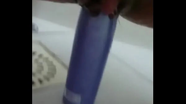 Assista a Stuffing the shampoo into the pussy and the growing clitoris clipes interessantes