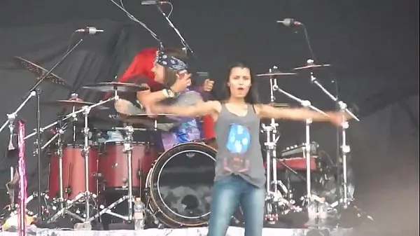 دیکھیں Girl mostrando peitões no Monster of Rock 2015 گرم کلپس