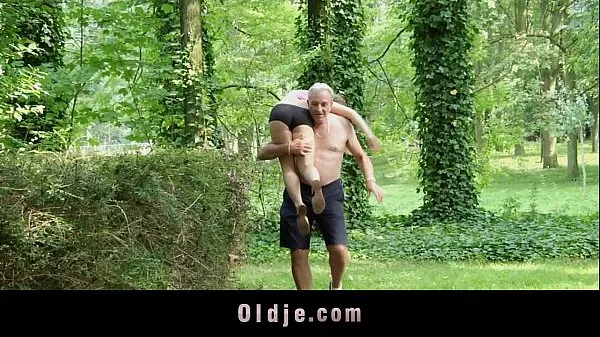 Pozrite si Nagging little bitch gets old cock punishment in the woods teplé klipy