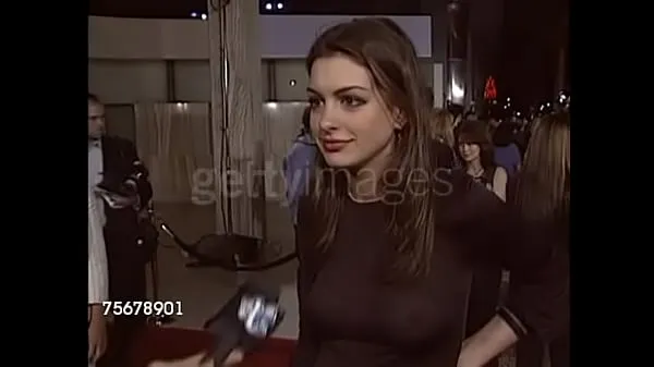 Anne Hathaway in her infamous see-through top개의 따뜻한 클립 보기