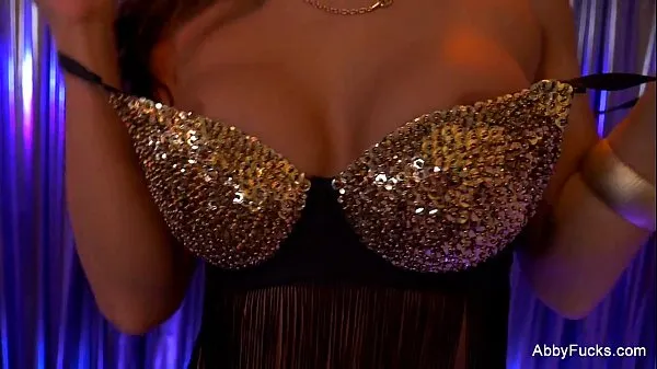 Sehen Sie sich Abigail Mac Sexy Striptease warme Clips an