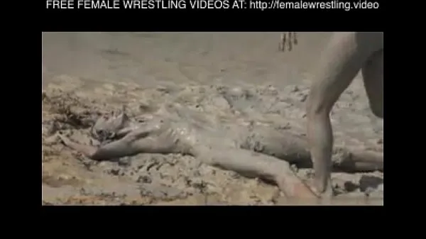Tonton Girls wrestling in the mud Klip hangat