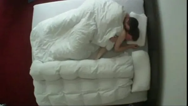 Mira Metiéndose en la cama con mamá en la ley - más videos en clips cálidos