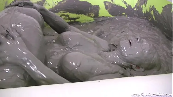 Oglejte si Horny Mud Bath Girls with Mindi Mink tople posnetke