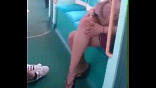 Mira Pies sinceros en chanclas piernas cara en tren porno gratis b8 clips cálidos