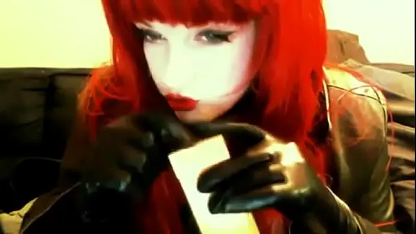 Katso goth redhead smoking lämmintä klippiä