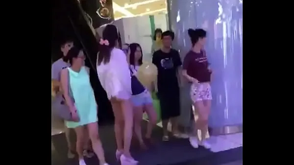 Tonton Asian Girl in China Taking out Tampon in Public Klip hangat