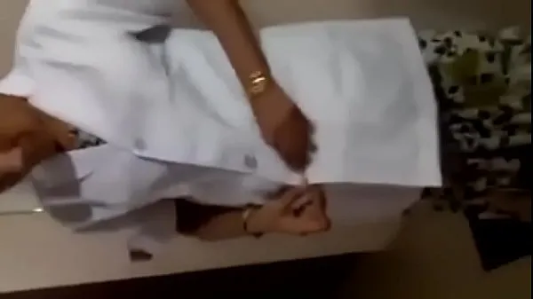 Bekijk Tamil nurse remove cloths for patients warme clips