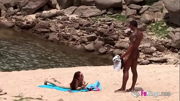 Se The massive cocked black dude picking up on the nudist beach. So easy, when you're armed with such a blunderbuss varme klip