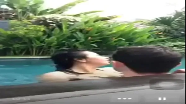 Bekijk Indonesian fuck in pool during live warme clips