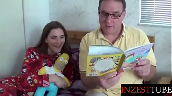Katso step Daddy Reads Daughter a Bedtime Story lämmintä klippiä