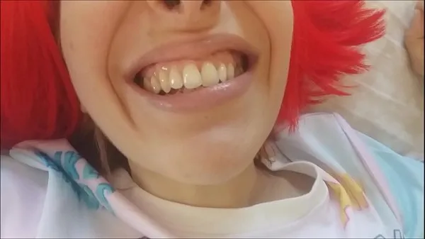 شاهد Chantal lets you explore her mouth: teeth, saliva, gums and tongue .. would you like to go in المقاطع الدافئة