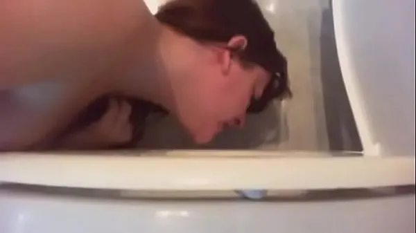 Watch This Italian slut makes you see how she enjoys with her head in the toilet warm Clips