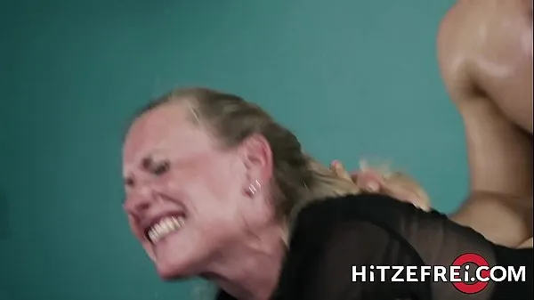 HITZEFREI Blonde German MILF fucks a y. guy개의 따뜻한 클립 보기