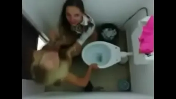 Watch The video of the playing in the bathroom fell on the Net warm Clips