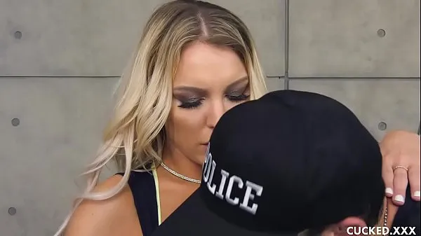 Kenzie Taylor Cucks Husband After He Gets Arrested개의 따뜻한 클립 보기