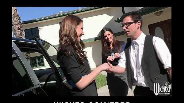 Sledujte Pair of sisters bribe their car salesman into a threesome hřejivé klipy