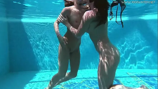 Se Jessica and Lindsay naked swimming in the pool varme klip