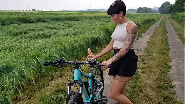 Oglejte si Premiere! Bicycle fucked in public horny tople posnetke