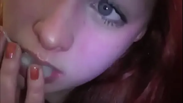 Oglejte si Married redhead playing with cum in her mouth tople posnetke