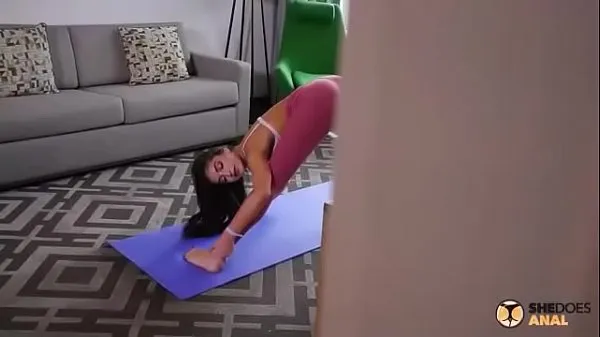 Mira Pantalones de yoga ajustados cogida anal con la pequeña latina Emily Willis | SheDoesAnal Video completo clips cálidos