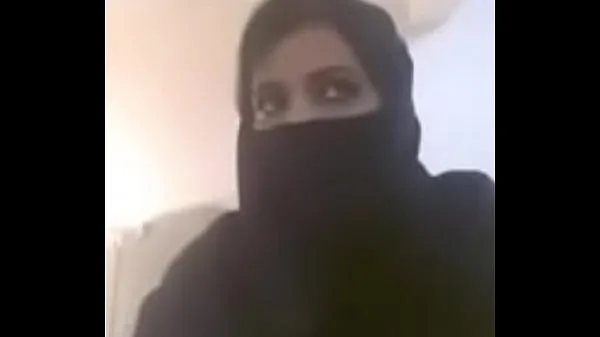 Titta på Muslim hot milf expose her boobs in videocall varma klipp
