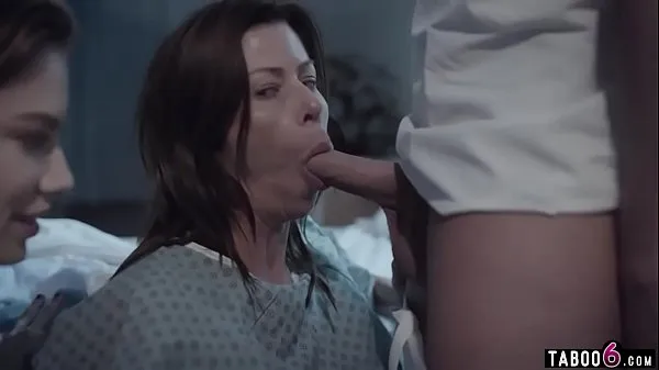 Sledujte Huge boobs troubled MILF in a 3some with hospital staff hřejivé klipy