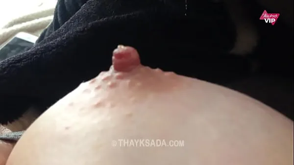 Sledujte Sucking Thay Ksada's delicious breasts hřejivé klipy