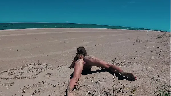 Obejrzyj Naked excited nudist with perfect ass and small tits having fun and dancing on the beach in Valenciaciepłe klipy