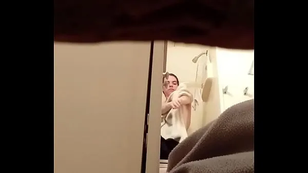 Tonton Spying on sister in shower Klip hangat