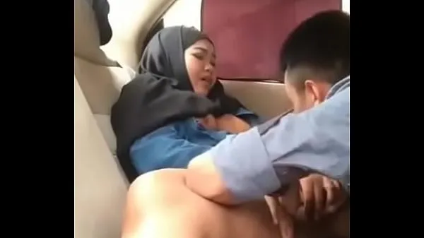 Bekijk Hijab girl in car with boyfriend warme clips