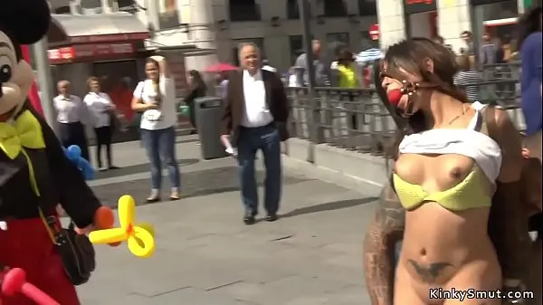 Titta på Spanish babe fucked in public sex shop varma klipp
