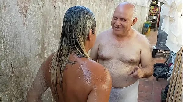 Oglejte si Grandpa bathing the young girl he met on the beach !!! Paty Butt - Old Grandpa - El Toro De Oro tople posnetke
