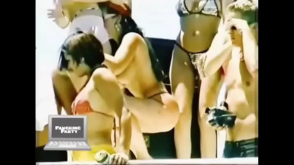 Tonton d. Latina get Naked and Tries to Eat Pussy at Boat Party 2020 Klip hangat