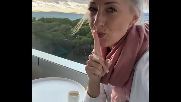 Se I fingered myself to orgasm on a public hotel balcony in Mallorca varme klip