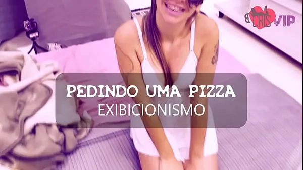 Посмотрите Кристина Алмейда соблазняет доставкой пиццы без трусиков с мужем, прячущимся в ванной, это ее второе видео, записанное в этом жанре тёплые клипы