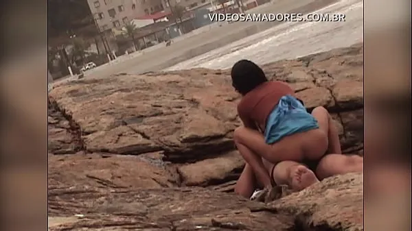 Tonton Busted video shows man fucking mulatto girl on urbanized beach of Brazil Klip hangat