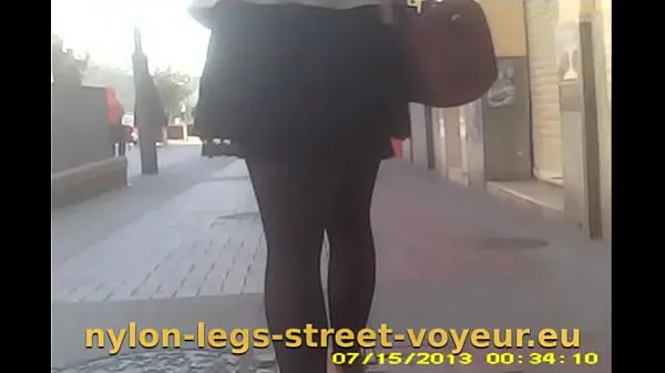 Katso Nice legs on the street 2 lämmintä klippiä