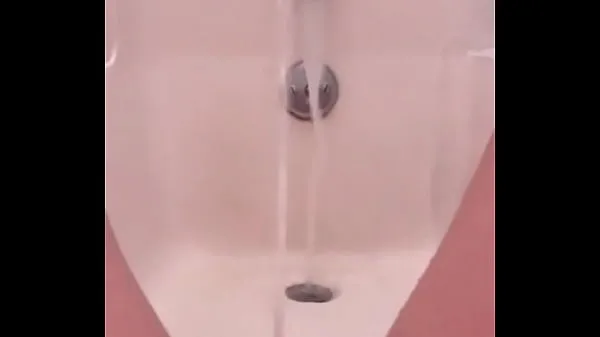 Titta på 18 yo pissing fountain in the bath varma klipp