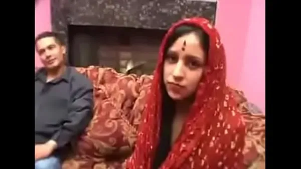 Παρακολουθήστε Indian Woman Takes on Two Indian Men ζεστά κλιπ