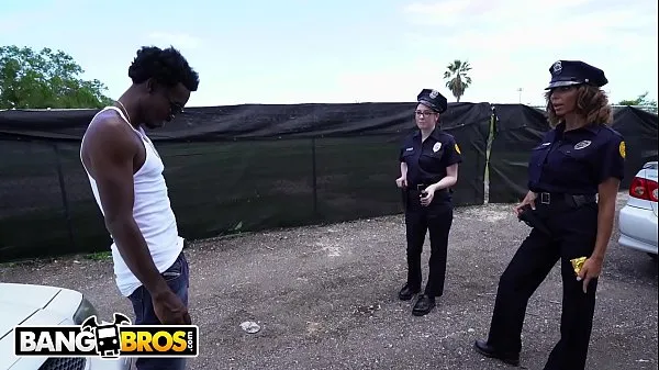 Obejrzyj BANGBROS - Lucky Suspect Gets Tangled Up With Some Super Sexy Female Copsciepłe klipy