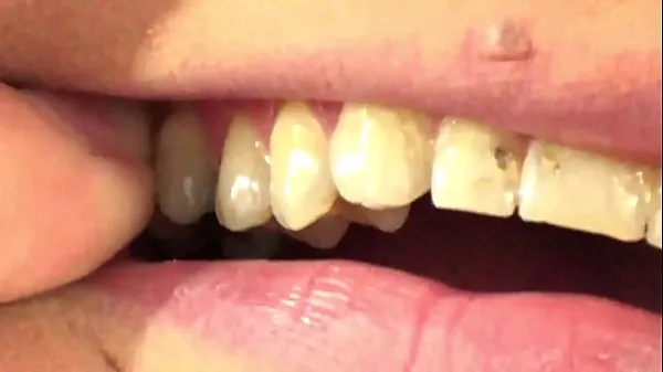 Titta på Mouth Vore Close Up Of Fifi Foxx Eating Gummy Bears varma klipp