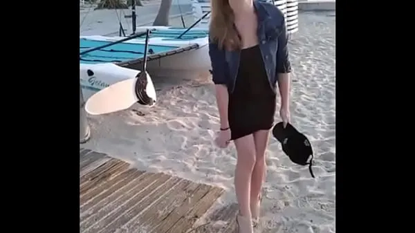 Guarda Bionda sexy che sta per spogliarsi sulla spiaggia con un bel culo e tette sottiliclip accattivanti