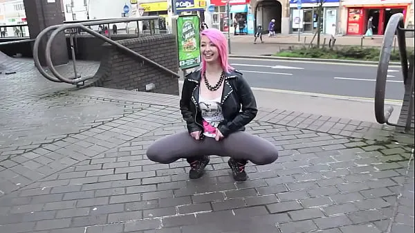 Oglejte si Beautiful and very slutty slut shows her ass in public while pissing between her legs tople posnetke