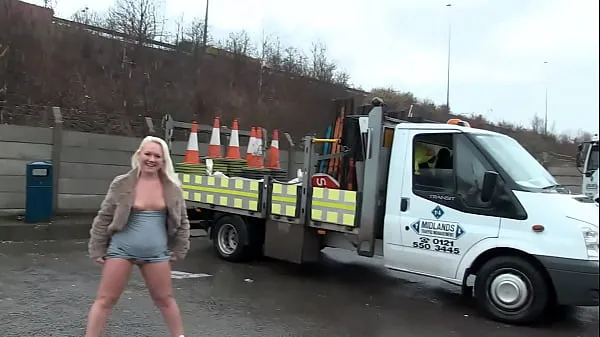 Oglejte si Busty blonde yes pissing in leggings in front of a church and at a fast food restaurant but loves to show her tits and ass in front of everyone tople posnetke