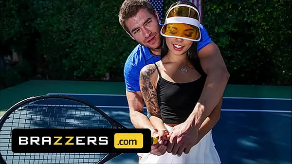 Se Xander Corvus) Massages (Gina Valentinas) Foot To Ease Her Pain They End Up Fucking - Brazzers varme klipp