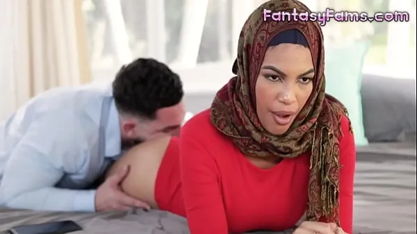 Se Fucking Muslim Converted Stepsister With Her Hijab On - Maya Farrell, Peter Green - Family Strokes varme klip