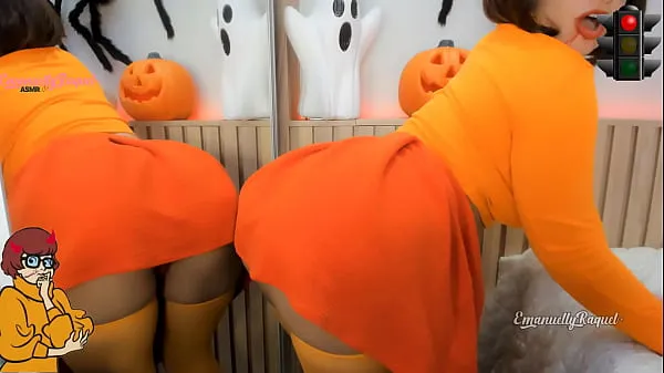 Zoombie Velma Dinckley Scooby Doo cosplay for halloween red light green light game, sucking hard on her dildo and teasing with her butt plug, do you want to play개의 따뜻한 클립 보기