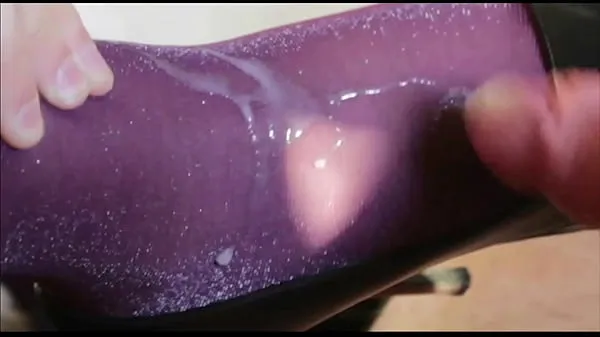 Bekijk Nylon cumshot on lurex purple pantyhose feet warme clips