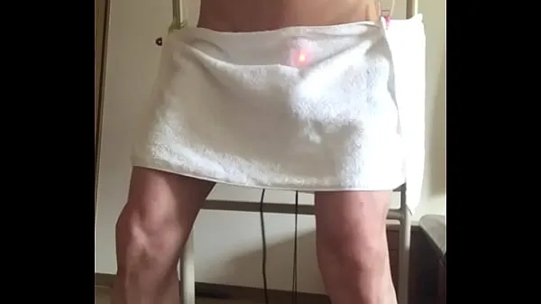 Sledujte The penis hidden with a towel comes off when it moves and is exposed. I endure it, but a powerful vibrator explodes and eventually the towel falls. Ejaculate in 1 minute of premature ejaculation hřejivé klipy